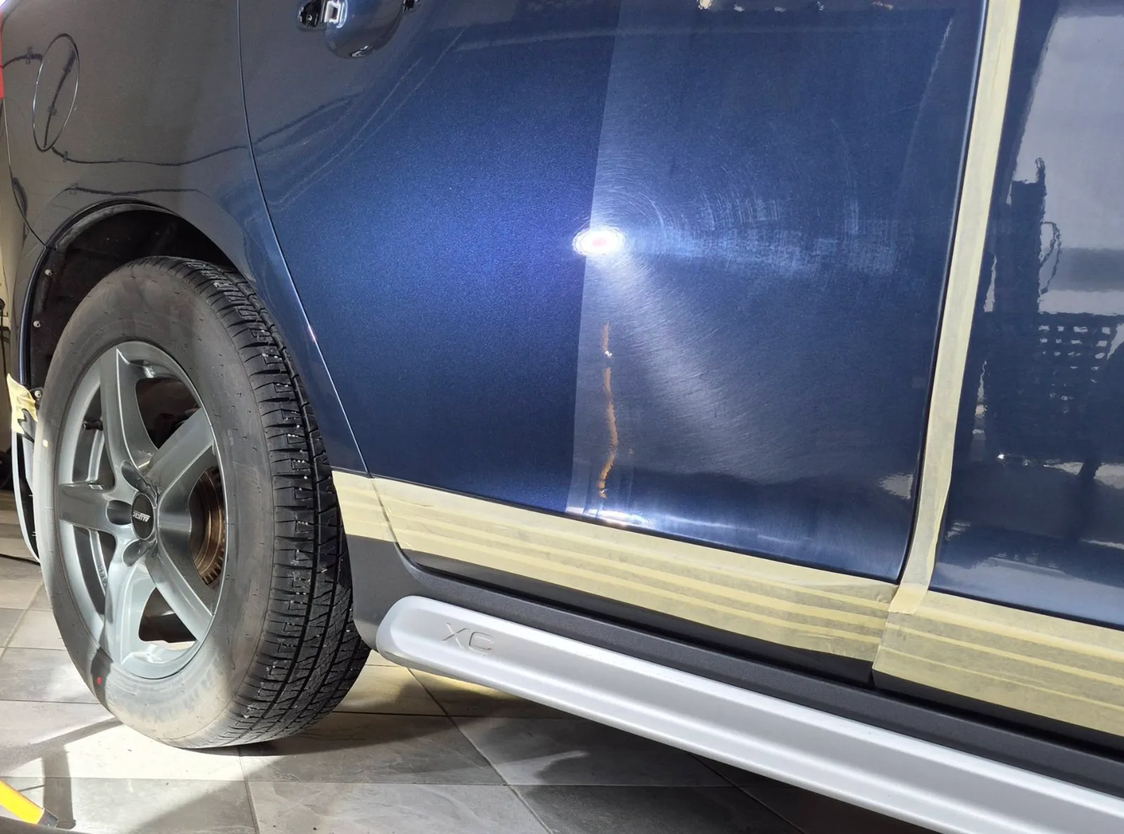 Volvo XC60 durys: kairė pusė nupoliruota, dešinė dar su voratinkliais